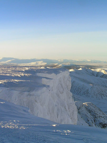 Хибинские горы это огромное плато изрезанное древними ледниками