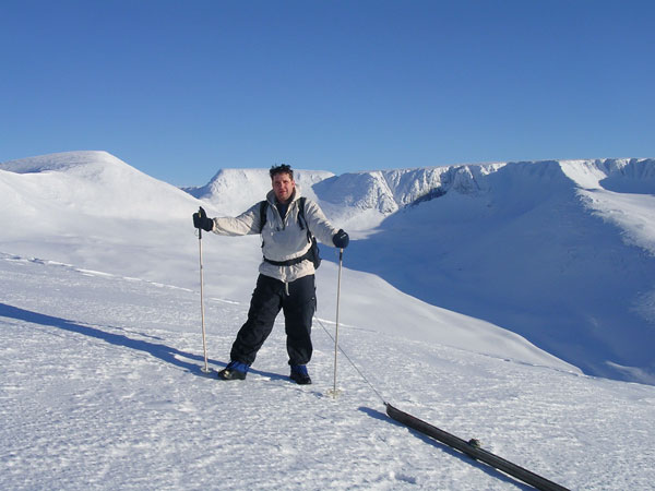 Лыжник с лыжами на привязи в Хибинах