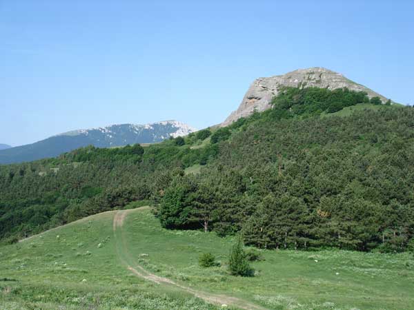 Вершина Пахкал-Кая на фоне хребта Чатыр-Даг