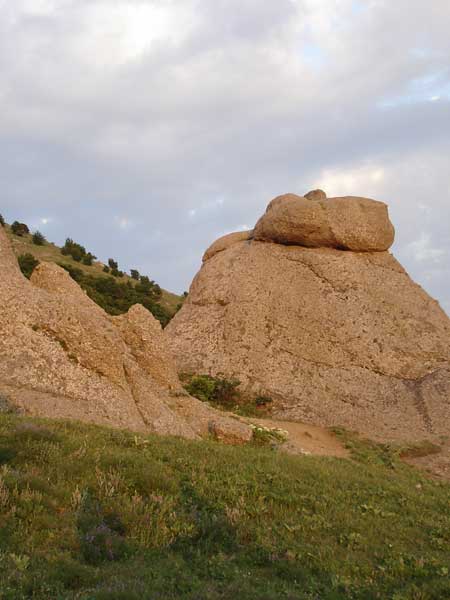 Каменные истуканы Долины Приведений