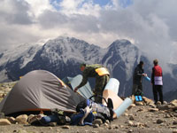 Палатки на кавказском перевале