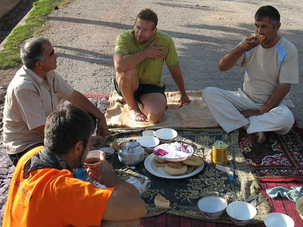 Завтрак в поселке Гарм недалеко от города Гарма