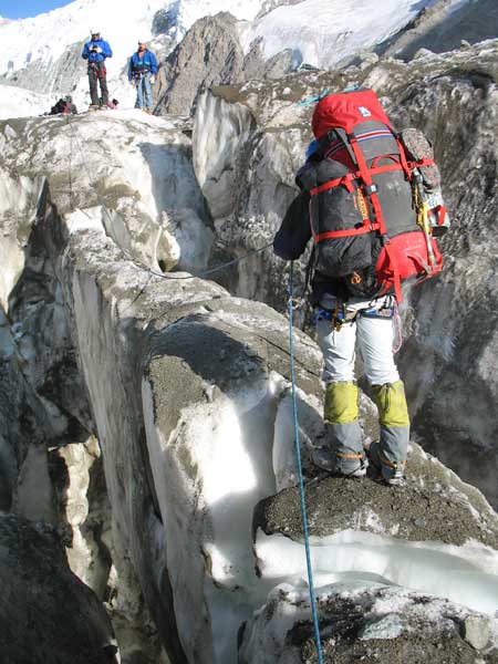 Переход через трещину на леднике Шини-Бини между первой и второй ступенями ледопада