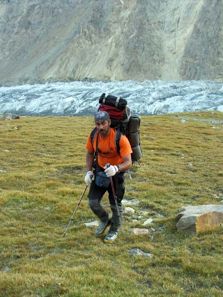 Евгений Черкасский на поляне у ледника Турамыс истока ледника Фортамбек