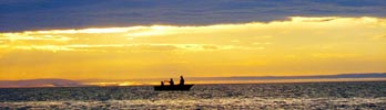 Рыбацкая лодка на закате
